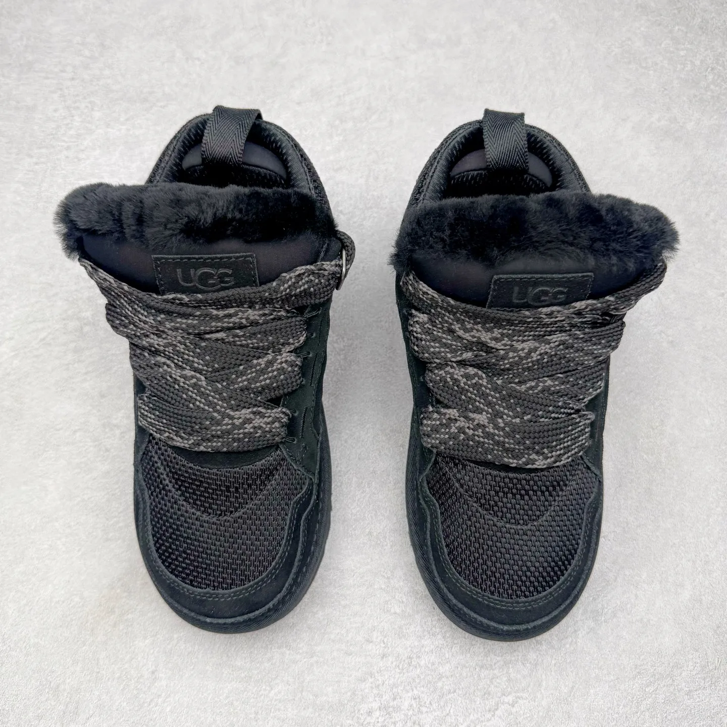 Pick up locally 💰600 UGG 4032 Meyer autumn and winter sheepskin and fur integrated snow boots. All shoes are made from the same factory as ZP. Longfeng A-grade Australian imported sheepskin and fur integrated men's and women's boots. Brand OEM production line. Fully follow the ZP process. OEM original pattern maker. Adhering to the principle of no original shoes and no development selection. Pay attention to every detail. The most authentic version on the market TREADLITE "Light Wing" technology outsole. Lightweight/durable/flexible/pile size: 35 36 37 38 39 40 41 42 43 44 45 Coding: by3936010